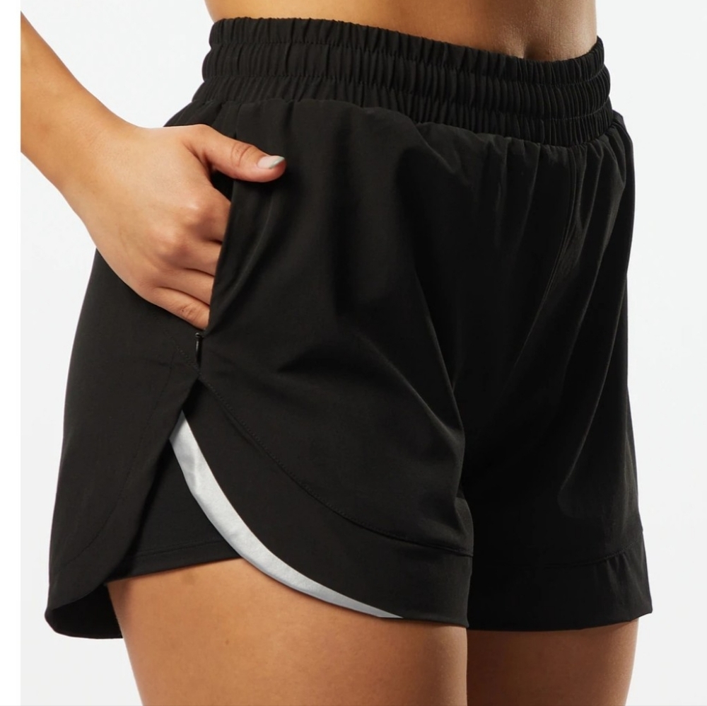 Alphalete Stride Short in Black (M)